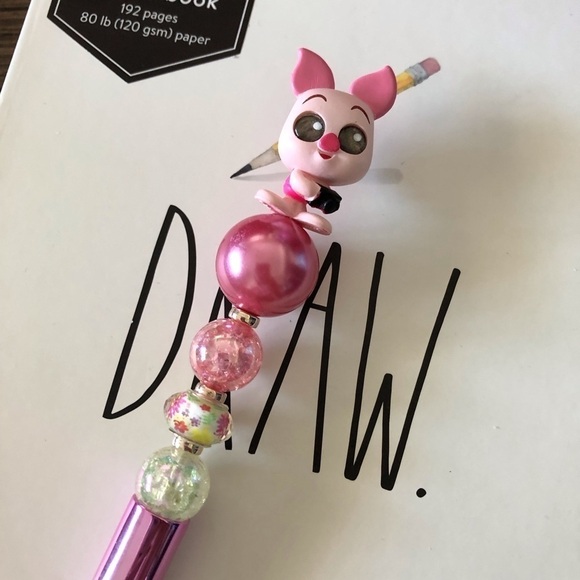 Disney Doorables: Winnie the Pooh: Piglet with camera handmade beaded pen - Picture 1 of 2